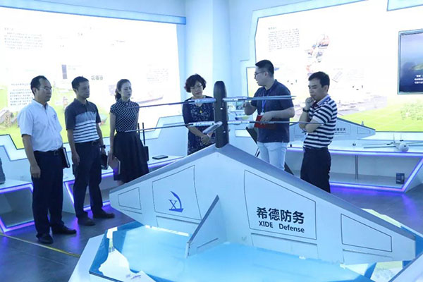 市(shì)軍民(mín)融合辦公室副主任施萍等一(yī)行(xíng)調研希德電(diàn)子(zǐ)